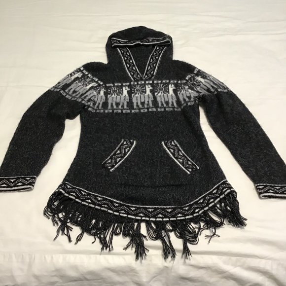 Classic Shakira Hooded Sweater with Fringed Hem Size S - Picture 10 of 11